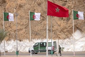 بعد توقيفهم في قضايا مرتبطة بالهجرة.. الجزائر ترحل 33 مغربيا عبر معبر «زوج بغال»